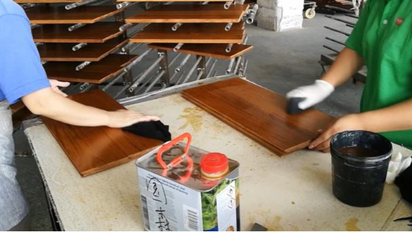 缅甸柚木木蜡油地板和家具的保养